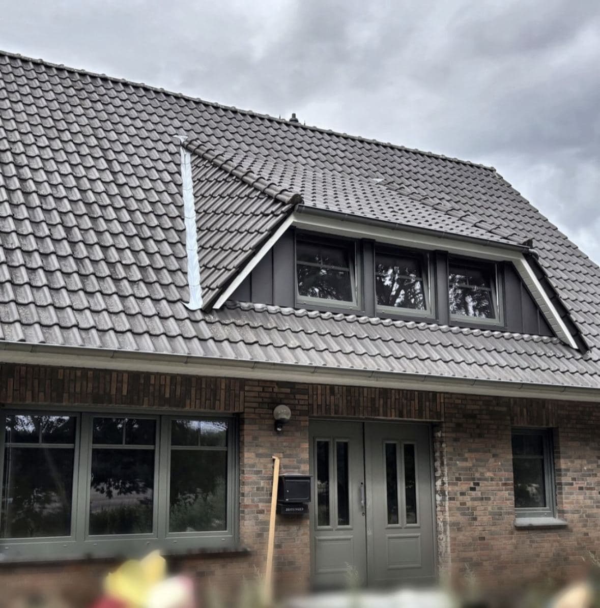 Klinkerhaus mit erneuertem Dach und Gauben